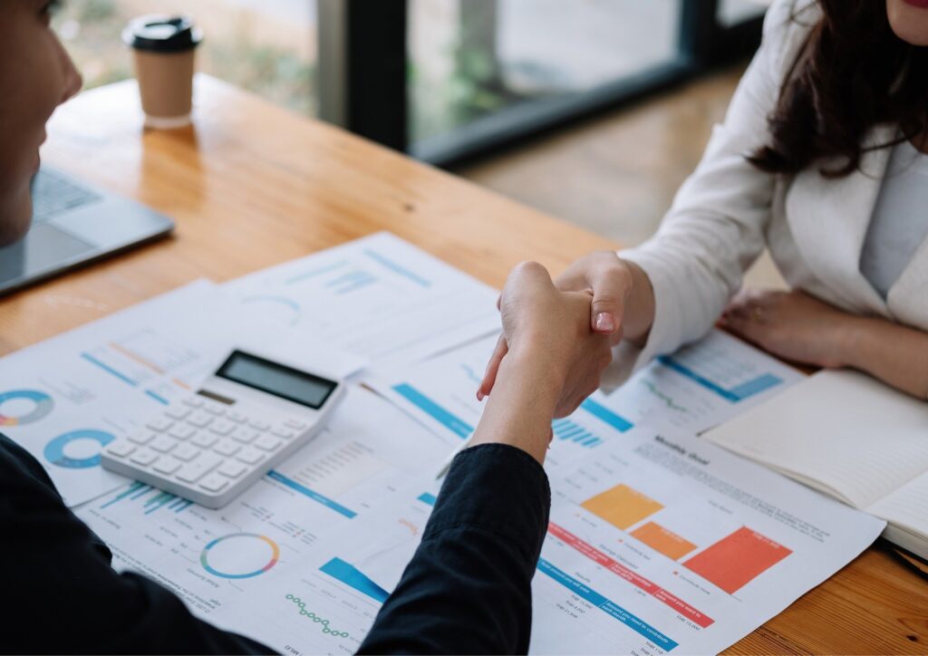 Pessoa organizando contas e orçamento em uma mesa, representando como sair das dívidas mesmo ganhando pouco.
