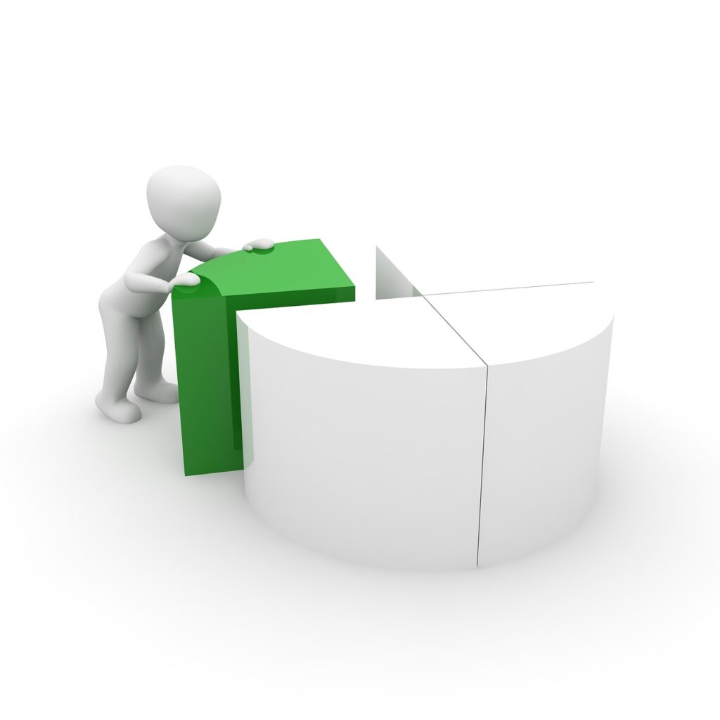 Pessoa organizando a vida financeira desorganizada